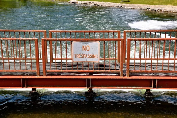 "No trespassing " in front of dam spillway — Stock Photo, Image