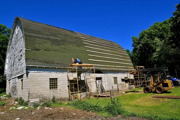 Preparazione di un fienile per un nuovo tetto metallico — Foto Stock