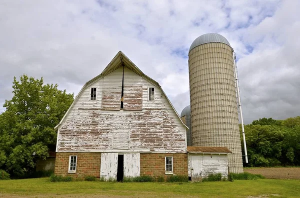Abandoned old dairy barn — Stock Photo, Image