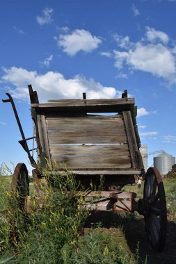 Arkasında eski bir çürük ahşap vagon