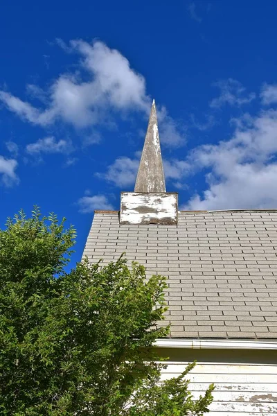 Peeling verf op een kerk steeple — Stockfoto
