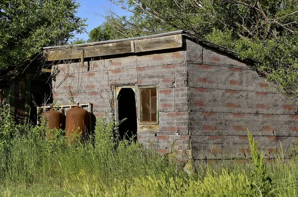 Antiguo cobertizo de almacenamiento desvencijado — Foto de Stock