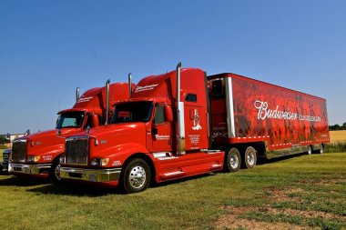 Budweiser yarı kamyon nakliye atlar ve malzemeleri için