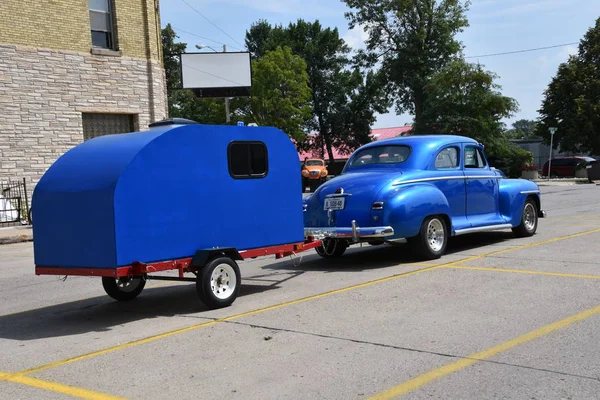 1948 Plymouth bir kampçı çekerek geri — Stok fotoğraf