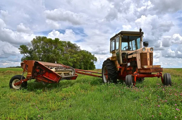 Ancien 930 Case tracteur et conditionneur de foin — Photo