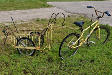 Ekli bir römork ile eski bisikleti