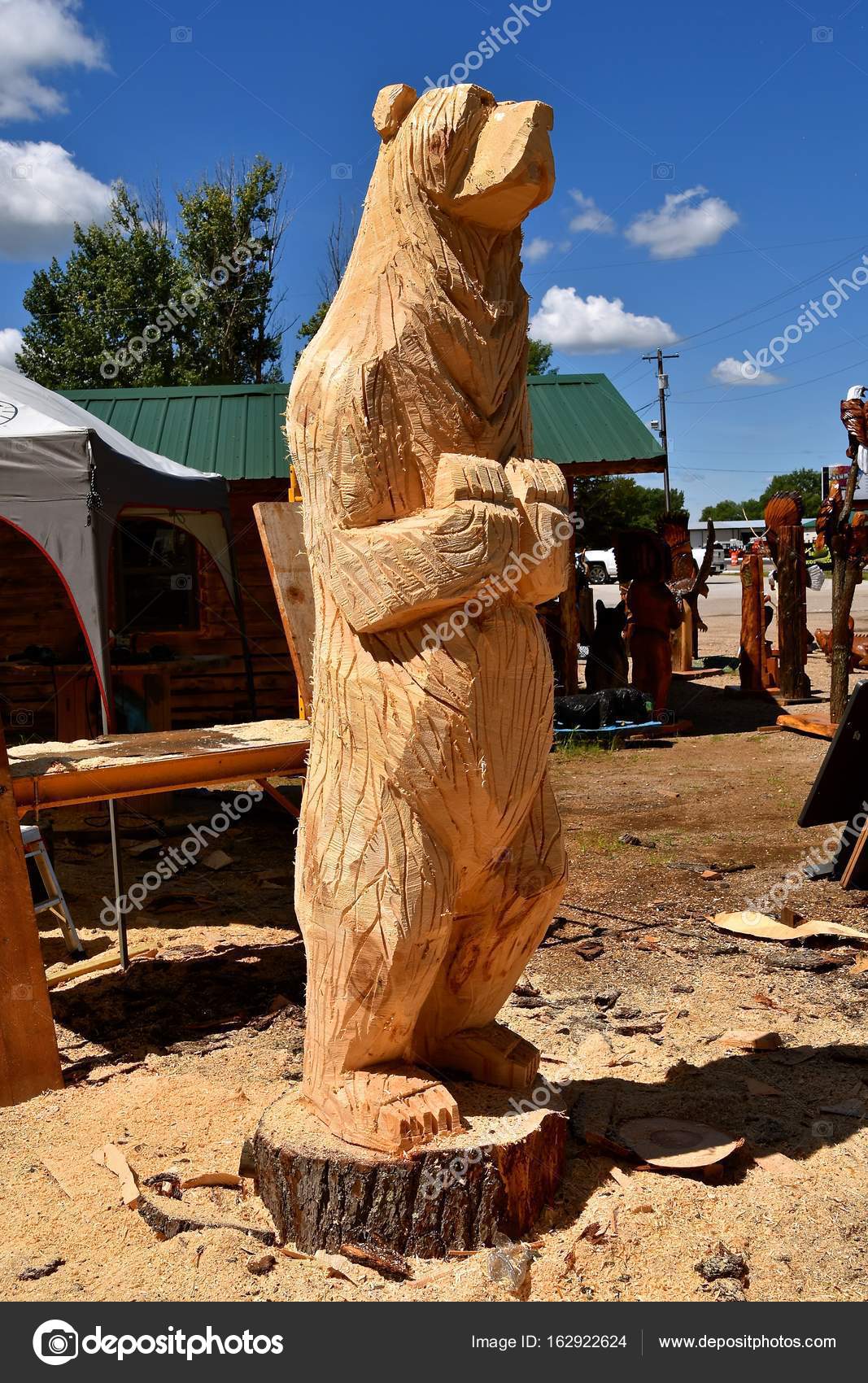 Download An unfinished chainsaw carving of a bear is in progress Download An unfinished chainsaw carving of a bear is in progress