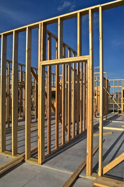 Bir inşaat alanında çerçeveli kapı alanı