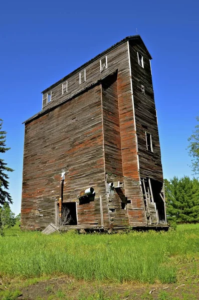 Chátrající staré farmě silo — Stock fotografie