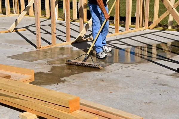 Pavimento di cemento spazzante di un cantiere — Foto Stock