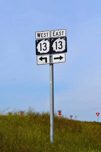 Señal de carretera del estado de Dakota del Norte con un cacique indio — Foto de Stock
