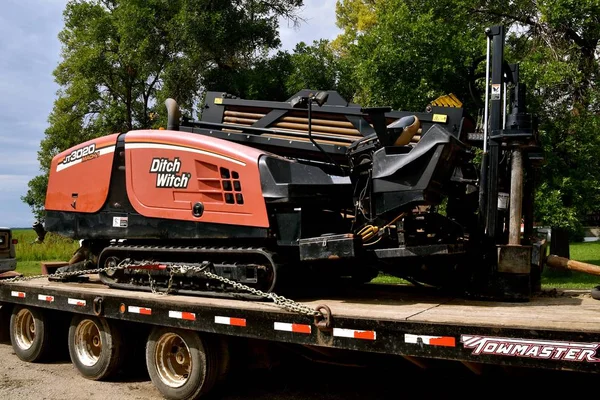 Ditch Witch trencher caricato su un rimorchio piatto — Foto Stock