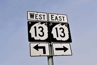 Bir Kızılderili Şef anahat taşıyan Kuzey Dakota trafik işaretleri