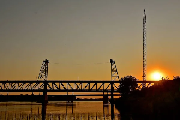 Двухуровневый мост на закате — стоковое фото