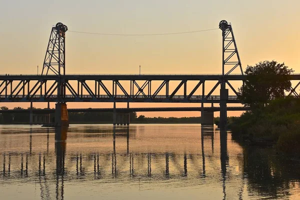 Två nivåer bridge i solnedgången — Stockfoto