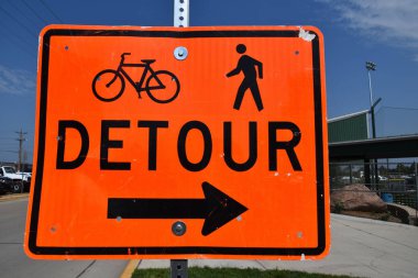 Yol işareti bisikletçileri ve yayalar bildirir