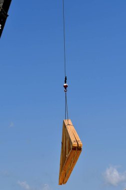 Yapım aşamasında bir binanın tepesinde trusses(rafters) aktarılması