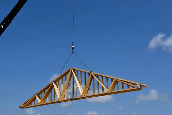 Přenos trusses(rafters) na vrchol budovy ve výstavbě — Stock fotografie