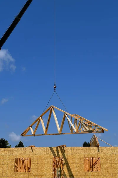 Yapım aşamasında bir binanın tepesinde trusses(rafters) aktarılması — Stok fotoğraf