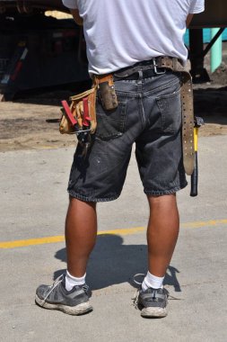 Onların waists bağlı alet kemeri ile ayakta marangozlar