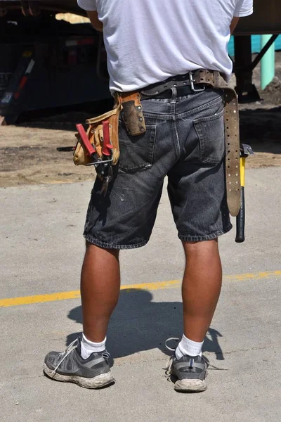 Onların waists bağlı alet kemeri ile ayakta marangozlar