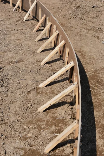 Yerde formlarla kaldırım ve sokak İnşaat