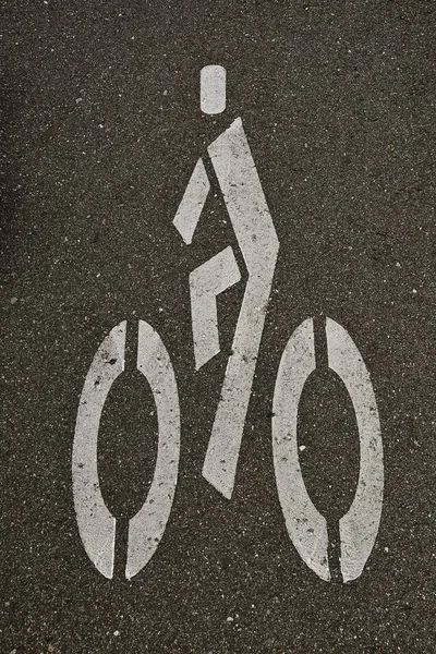 Знак велосипеда на асфальте — стоковое фото
