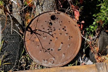 Hedef çekim kullanılan eski varil kapağı