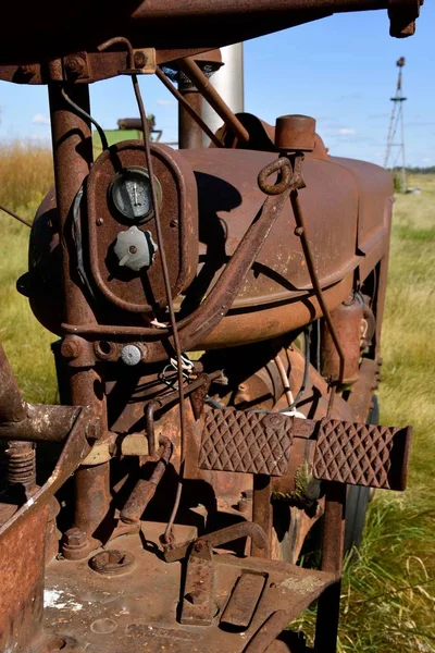 Partes de un viejo tractor oxidado — Foto de Stock