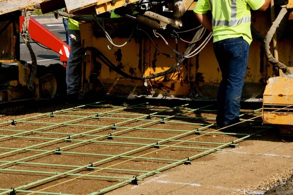 Процесс укладки бетона для нового тротуара — стоковое фото
