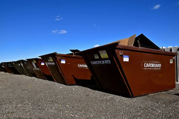 Una fila de contenedores de basura utilizados para recoger cartón, vidrio y colección de papel — Foto de Stock