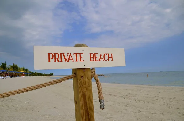 Señal de playa privada en una isla tropical — Foto de Stock