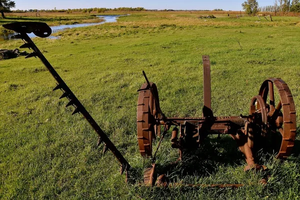 Una vieja segadora de heno y barra de hoz — Foto de Stock