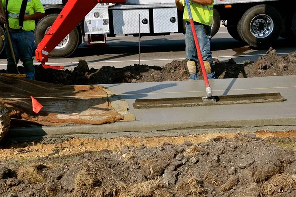 Поплавок быка используется для сглаживания мокрого бетона — стоковое фото