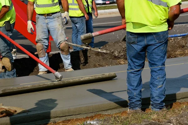 Sebuah pelampung banteng digunakan untuk menghaluskan beton basah — Stok Foto