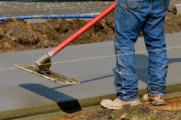 CBull float to be used in smoothly a sidewalk of fresh concrete — Stock Photo, Image