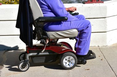 Kimliği belirsiz bir kadın bir motorlu scooter üzerinde hareket eder.