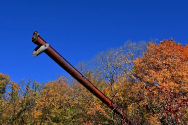 Emzikli ve eski bir tüp Asansör burgu