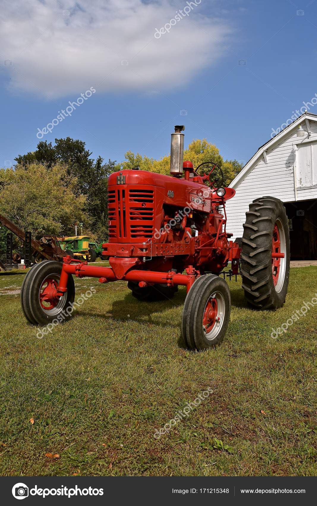 I navnet hardware platform Restored 400 Farmall tractor – Stock Editorial Photo © fiskness #171215348