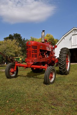 Restored 400 Farmall tractor clipart
