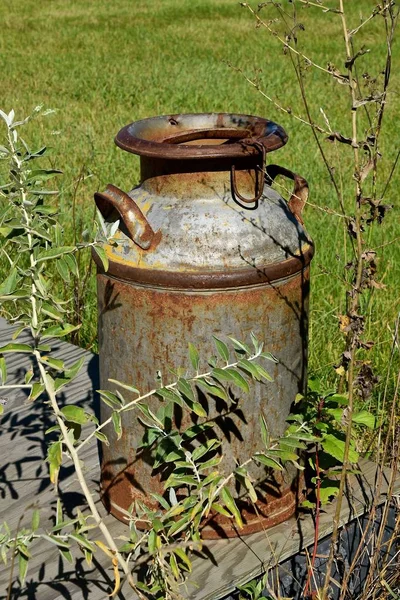 Viejo bote de leche oxidada — Foto de Stock