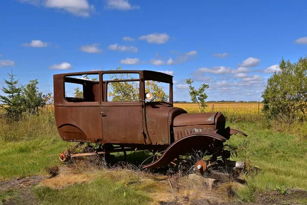 Каркас старої іржавої машини — стокове фото