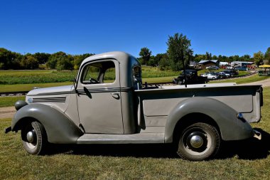 Eski restore edilmiş gri kamyonet