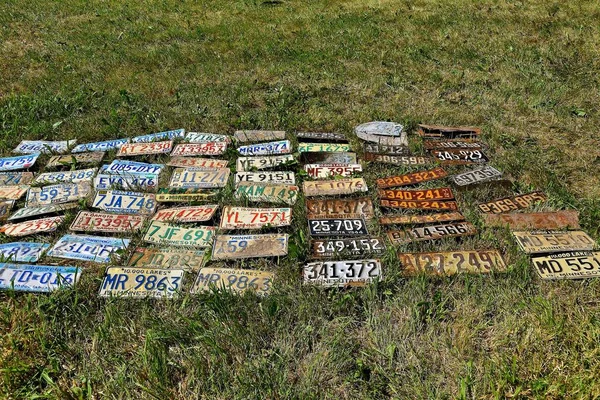 Collection of old license plates at an auction — Stock Photo, Image