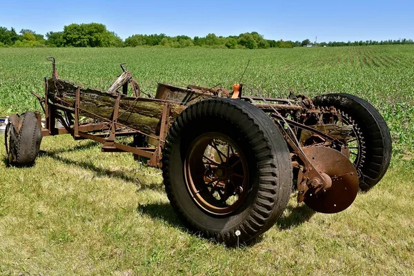 Old deteriorated farm manure spreader in — Stock Photo, Image