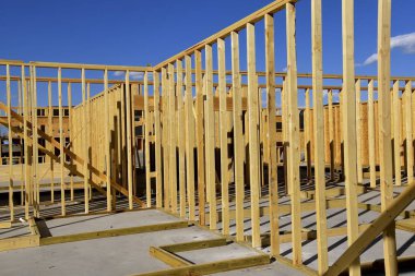 Bir apartman kompleksi zemin düzeyini çerçeveleme.