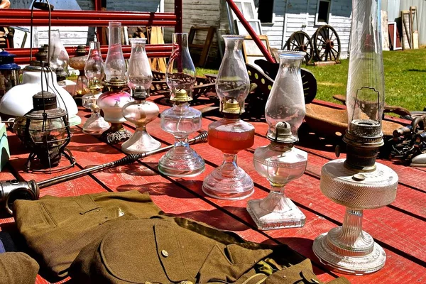 古董煤油灯笼陈列在桌子上拍卖 — 图库照片