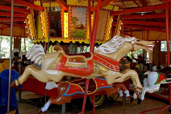 Rollag, Minnesota, Eylül 3. 2017: eski bir atlıkarınca ile ahşap oyma ve Boyalı atlar A sağlamak Rollag yıllık Wcstr çiftlik gösterisi rides düzenlenen her İşçi Bayramı hafta sonu nereye 1000'ın katılmak.