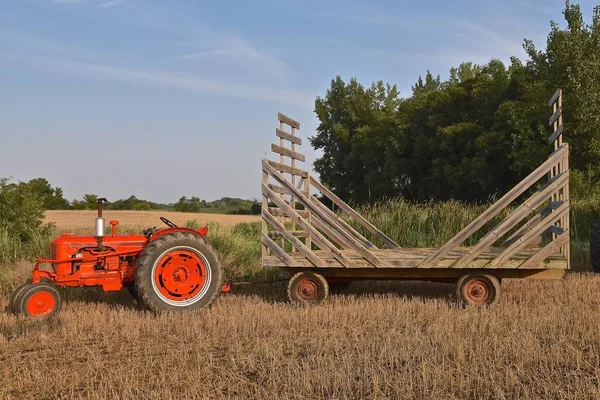 Rollag, Minnesota, Eylül 3. 2017: nerede 1000'ın katılmak için demetleri çekme alanı gösteriler Rollag içinde yıllık Wcstr çiftlik göstermek için hazır bir saman raf çekerek geri yüklenen Case traktör her İşçi Bayramı hafta sonu düzenlenen.