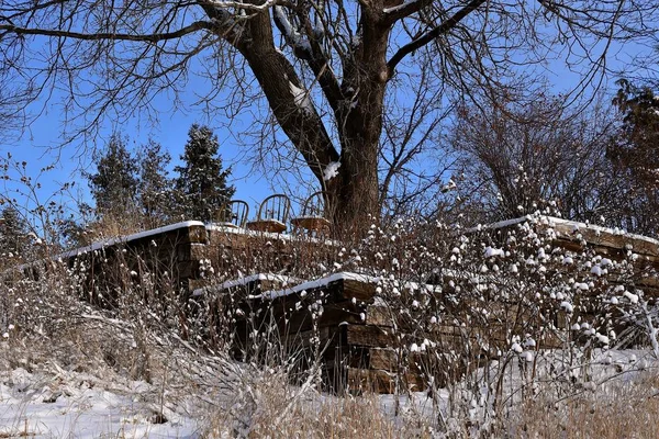 Drei Holzstühle Stehen Auf Einem Außendeck Einer Schlucht Die Mit — Stockfoto